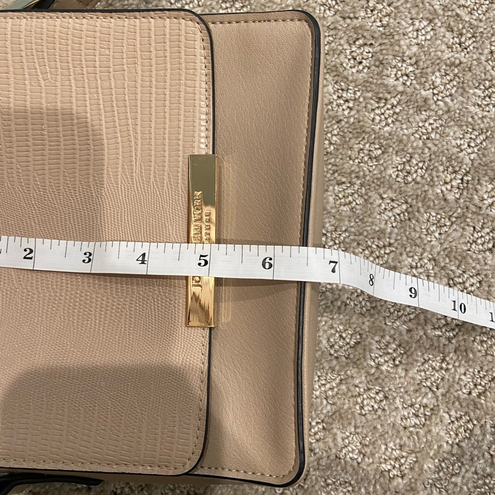 Jones New York crossbody Bag. - Picture 6 of 12